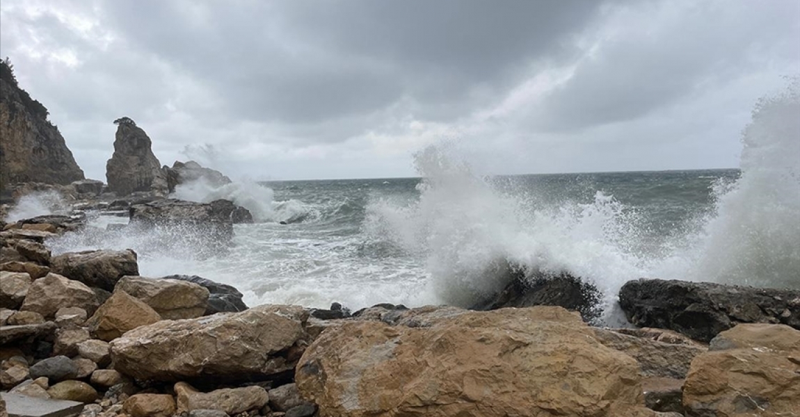 Bartın'da şiddetli rüzgar 4 metreyi aşan dalgalar oluşturdu