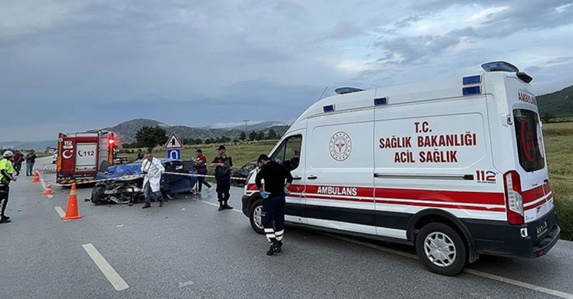 Burdur'da iki otomobil çarpıştı