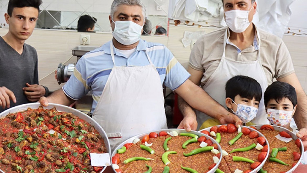 Osmanlı lezzeti 'Kilis tavası' iftar sofralarını şenlendiriyor