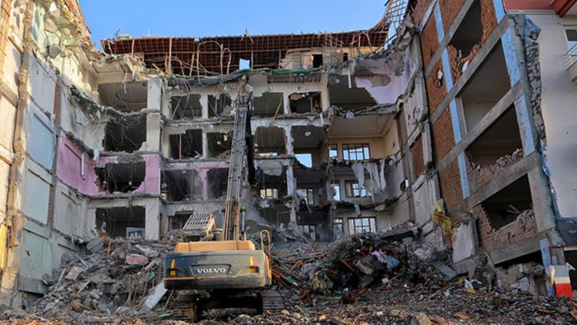 Malatya'da depremde ağır hasar alan binaların yıkımı sürüyor