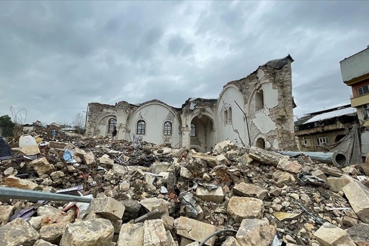 Depremler Adıyaman'daki cami ve türbelere ağır hasar verdi