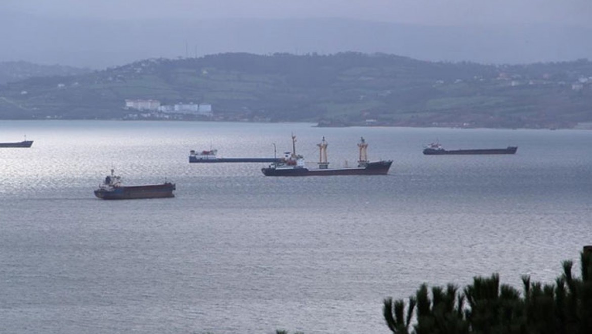 Karadeniz'deki fırtınadan kaçan gemiler Sinop doğal limanına sığındı