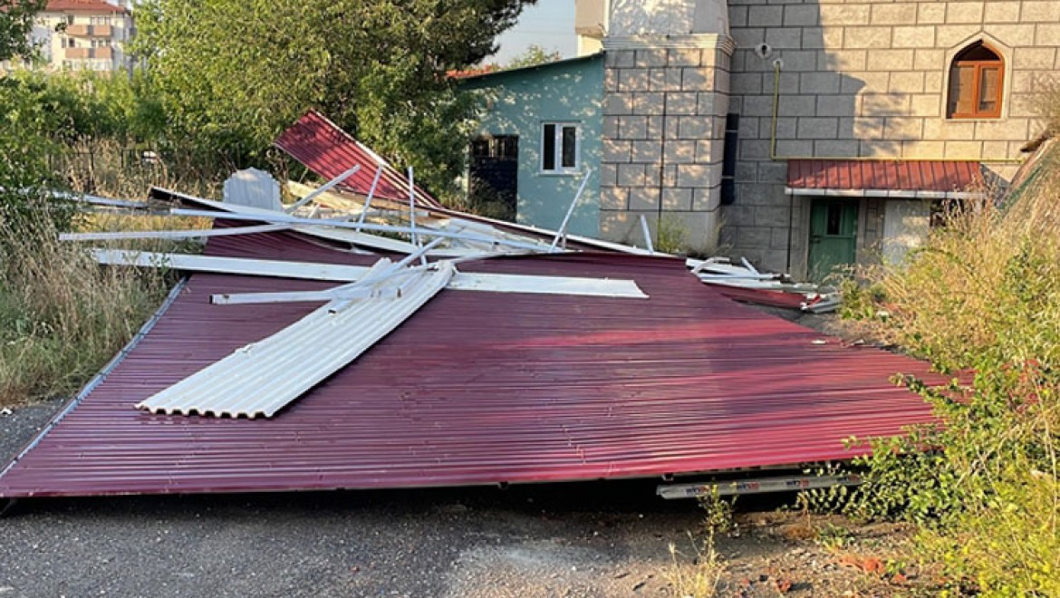 Karabük'te şiddetli rüzgar 5 katlı binanın çatısını uçurdu