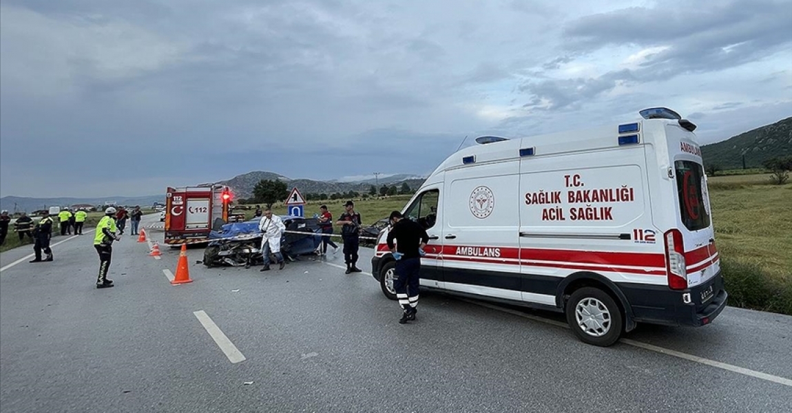Burdur'da iki otomobilin çarpıştığı kazada 5 kişi öldü, 5 kişi yaralandı