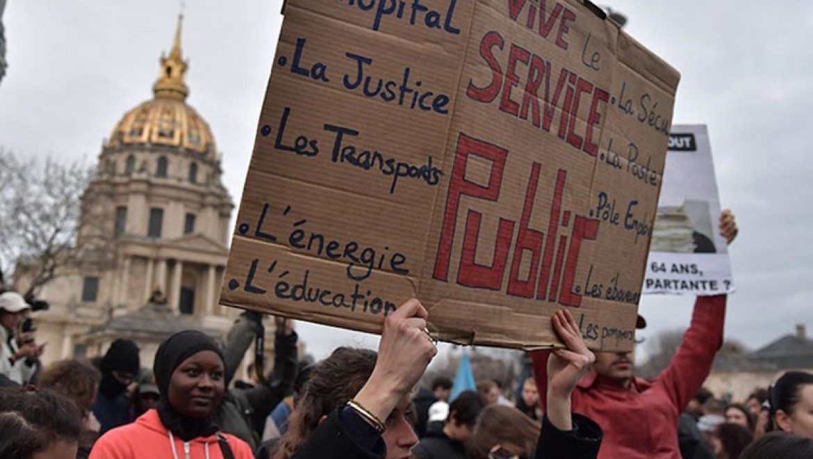 Fransa'da emeklilik reformunun nihai kabulüyle Paris'te gösteriler patlak verdi
