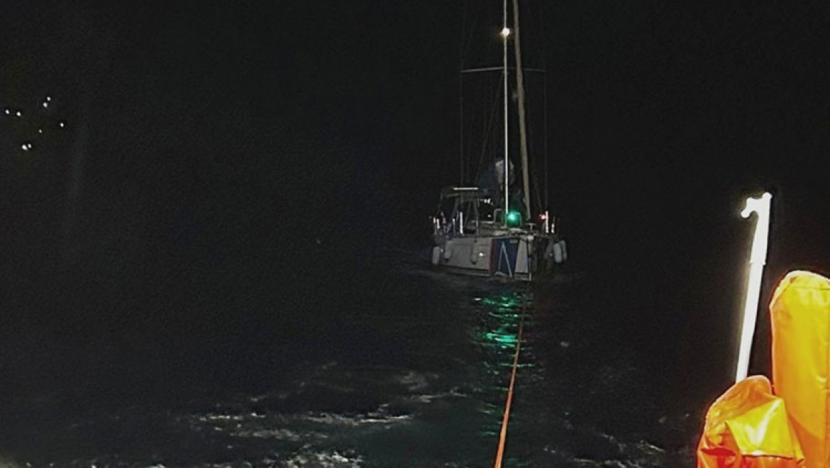 Fethiye açıklarında tekneyle sürüklenen 3 kişi kurtarıldı
