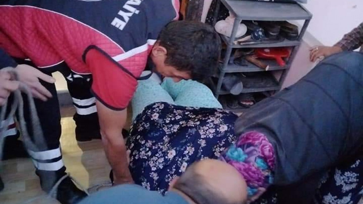 Yürüme yetisini kaybeden 170 kilo ağırlığındaki yaşlı kadını itfaiye ekipleri evine taşıdı