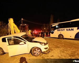 Yolcu otobüsüyle otomobil çarpıştı: 1 kişi öldü