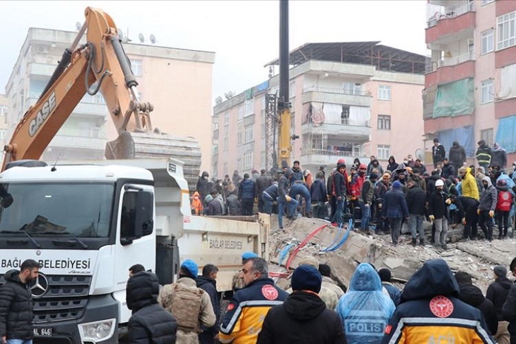 Diyarbakır'da arama kurtarma ekipleri sismik akustik dinleme cihazları da kullanıyor