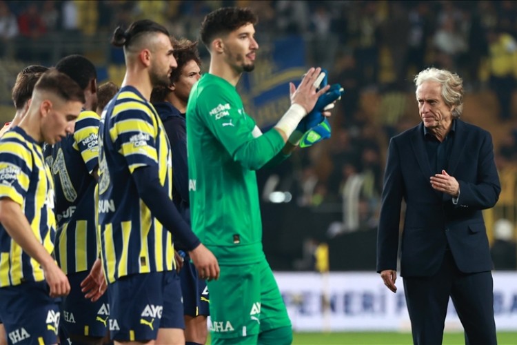 Fenerbahçe'de Jorge Jesus ve futbolcular 100 kız öğrenciye burs verecek