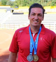 Tekirdağlı tenis antrenörü başarısını atletizmde de Balkan şampiyonu olarak gösterdi