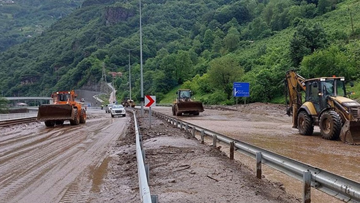 Trabzon'da sağanak hayatı olumsuz etkiledi