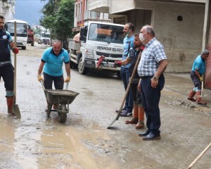 Arhavi'de temizlik çalışmaları devam ediyor