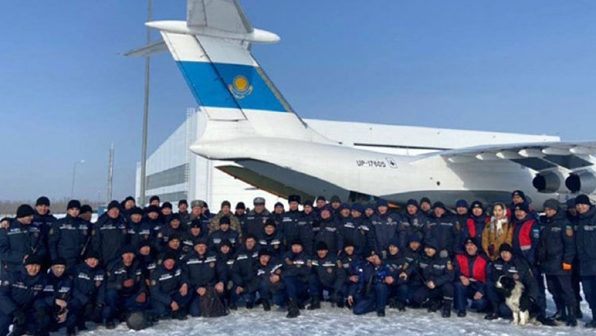 Kazakistan'ın 60 kişilik ikinci arama kurtarma ekibi Türkiye'ye hareket etti