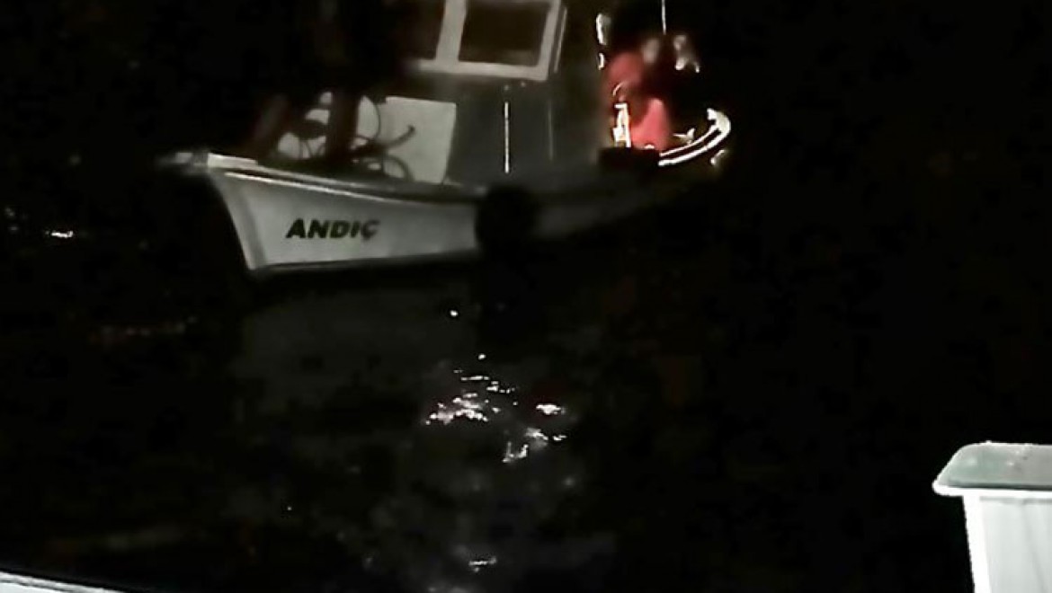 Çanakkale Boğazı'nda arızalanan tekne balıkçı barınağına yanaştırıldı