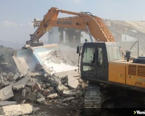 Hatay'da depremlerde ağır hasar alan müstakil 4 ev kontrollü yıkıldı