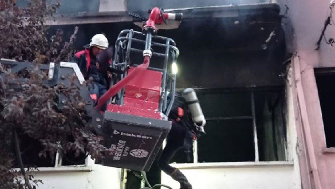 Malatya'da ağır hasarlı binada yangın