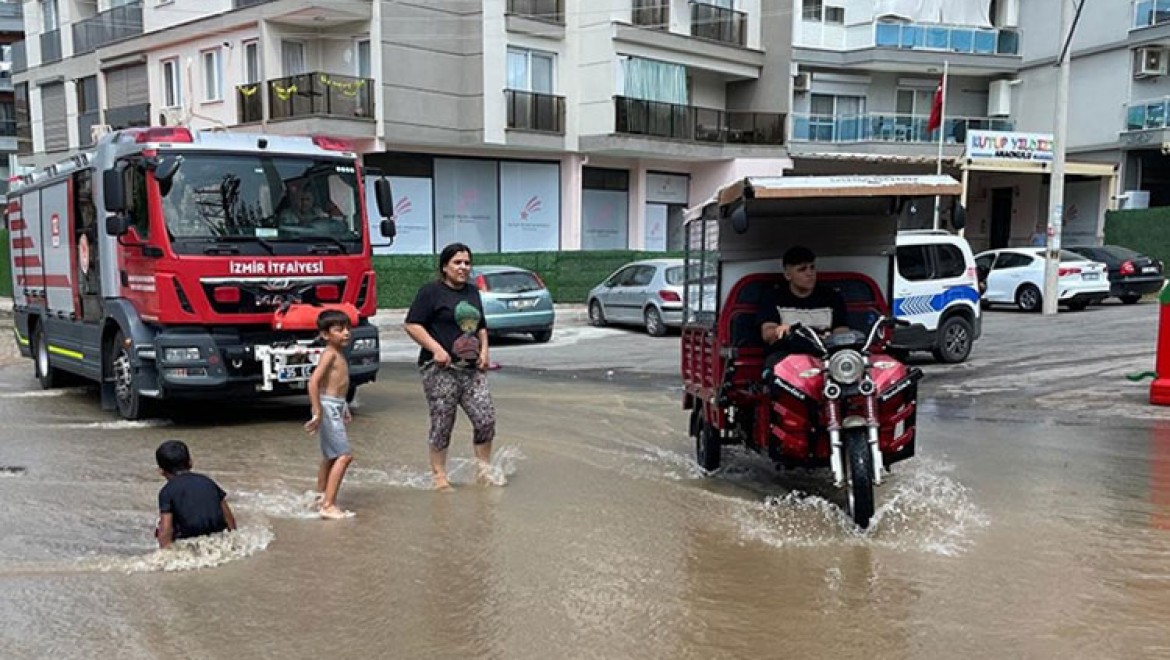 İzmir'de su borusunun patlaması sonucu bazı ev ve iş yerlerini su bastı