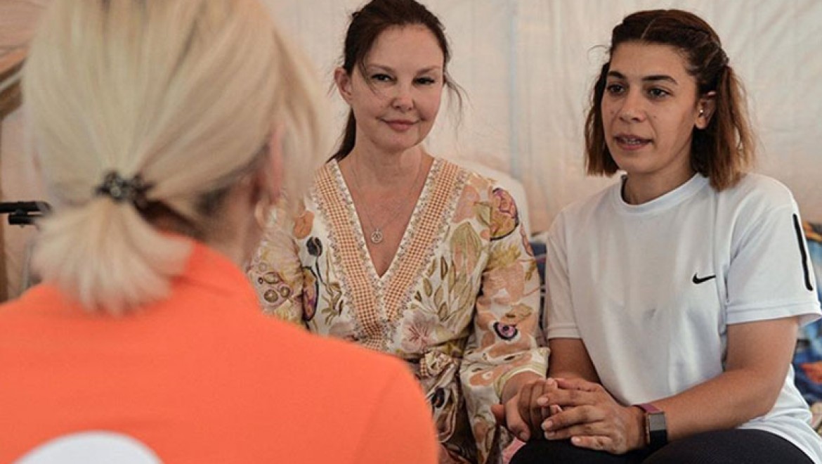 BM Nüfus Fonu iyi niyet elçisi ünlü oyuncu Ashley Judd, deprem bölgesinde kadınlarla buluştu