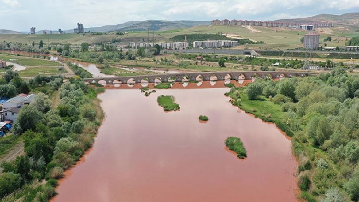 Türkiye'nin en uzun nehri Kızılırmak kızıla büründü