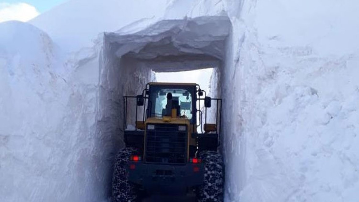 Hakkari'de üs bölgesinin yolu kardan tünel oluşturularak açıldı