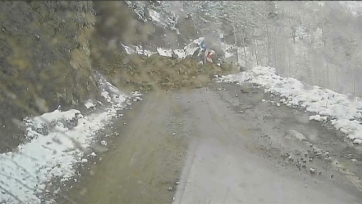 Artvin'de yamaçtan kayan taşları görerek aracını durduran sürücü heyelandan kurtuldu