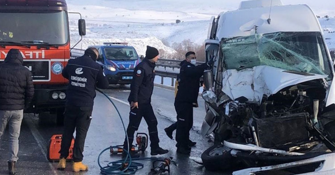 Eskişehir'de öğrencileri taşıyan minibüsle kamyon çarpıştı
