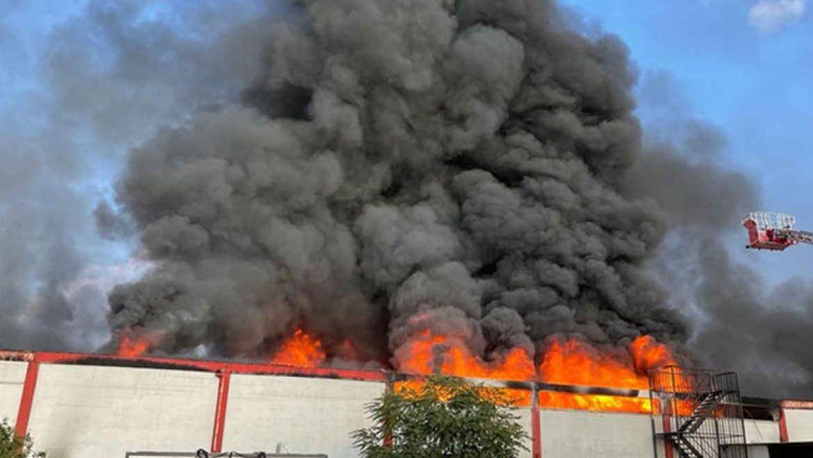 Uşak'ta fabrikada çıkan yangına müdahale ediliyor