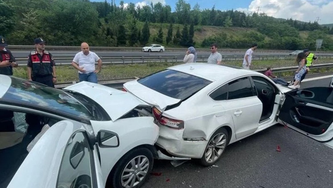 Anadolu Otoyolu'nun Düzce kesiminde zincirleme trafik kazası ulaşımı aksattı