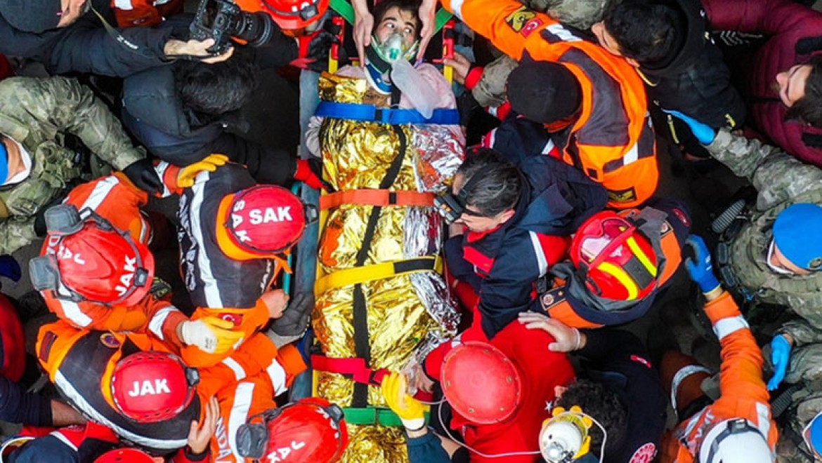 Hatay'da depremden 177 saat sonra 26 yaşındaki kadın enkazdan sağ çıkarıldı
