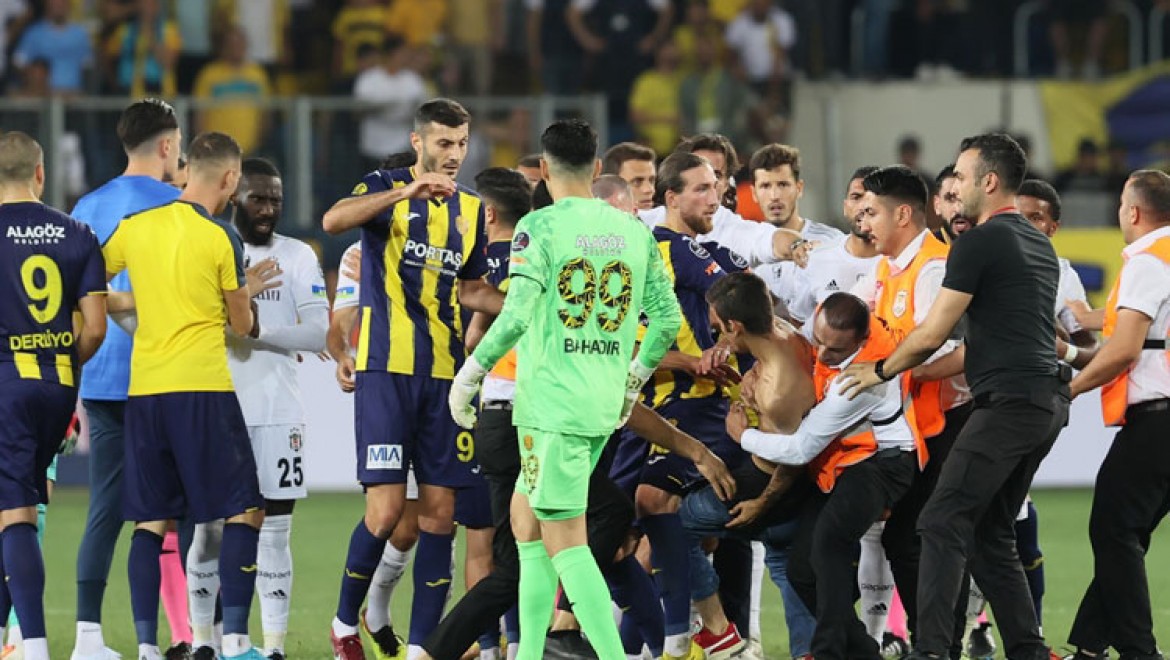 Beşiktaşlı futbolculara tekme atan sanığa 1 yıl 8 ay hapis
