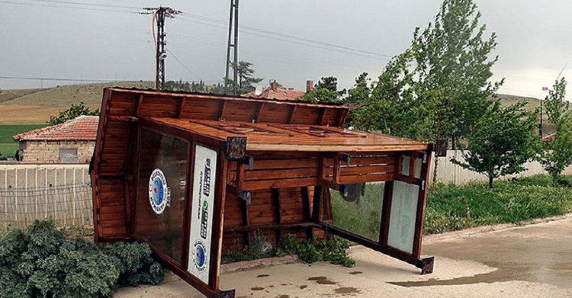 Kırıkkale'de şiddetli fırtına çatıları uçurdu, ağaçları devirdi