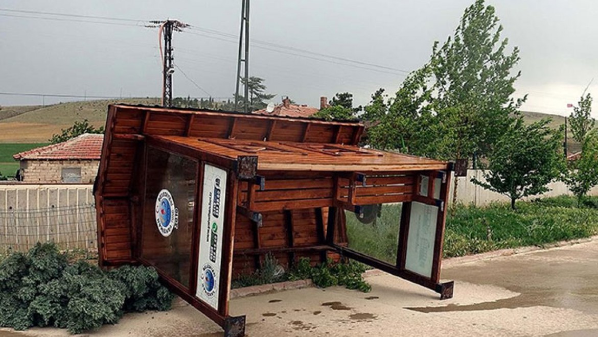 Kırıkkale'de şiddetli fırtına çatıları uçurdu, ağaçları devirdi
