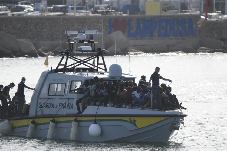 İtalya, artan düzensiz göçle mücadele amacıyla yeni "caydırıcı önlemler" alıyor