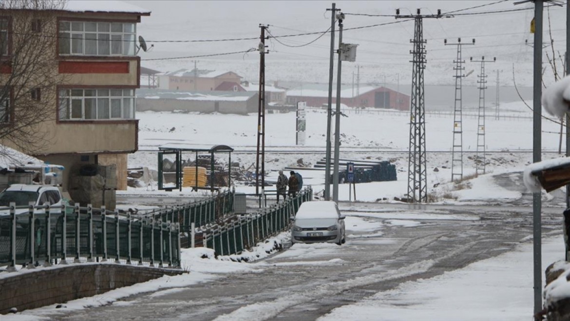 Bingöl'de kar yağışı Karlıova'yı beyaza bürüdü