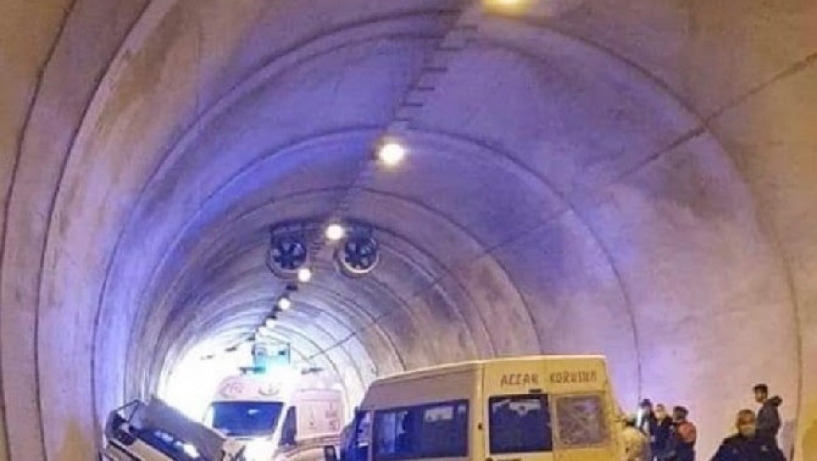 Minibüs ile Rize plakalı otomobil tünel içerisinde çarpıştı