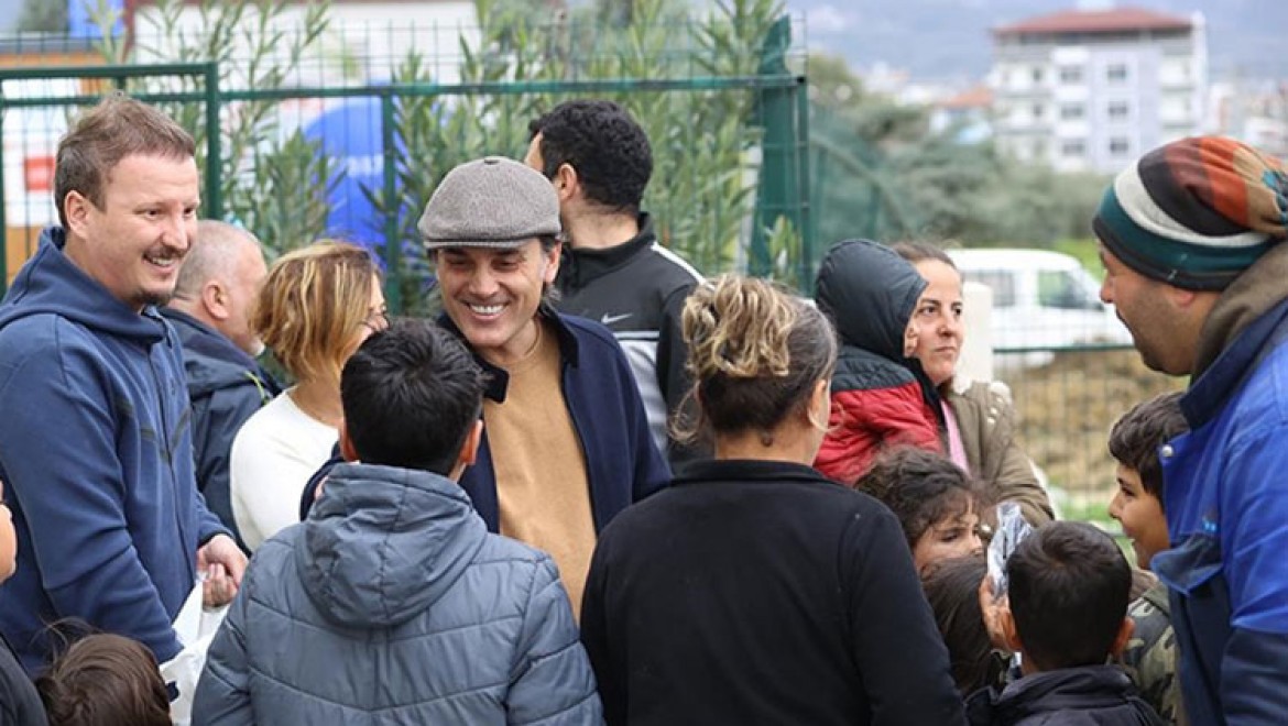 Adana Demirspor Teknik Direktörü Montella, Hatay'da depremzedeleri ziyaret etti