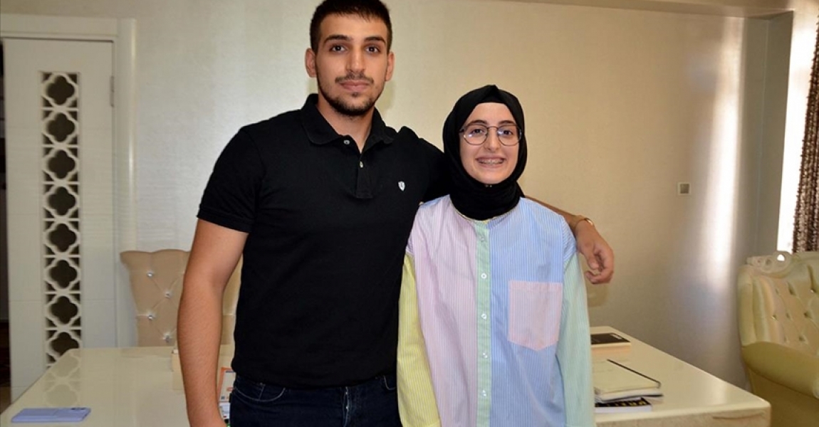 Muş'ta tıp fakültesini kazanan iki kardeş ailenin gururu oldu