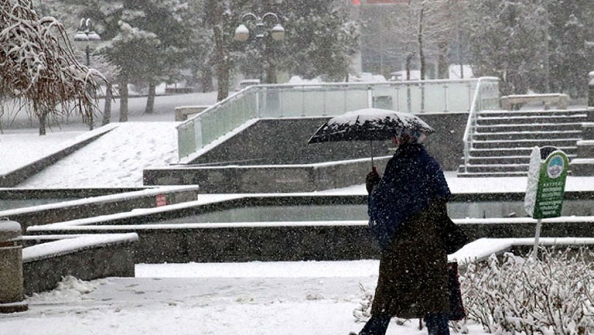 Kayseri'de yoğun kar yağışı etkili oluyor