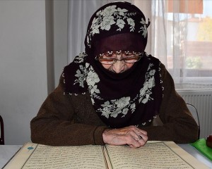 Amasyalı Nazmiye nine 91 yaşında Kur'an okumayı öğreniyor