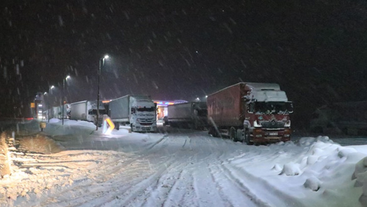 Erzincan'da ulaşım kar ve buzlanma nedeniyle güçlükle sağlanıyor