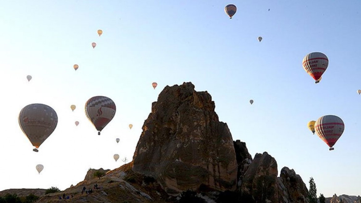 Uluslararası 2. Kapadokya Sıcak Hava Balon Festivali renkli görüntülere sahne oldu