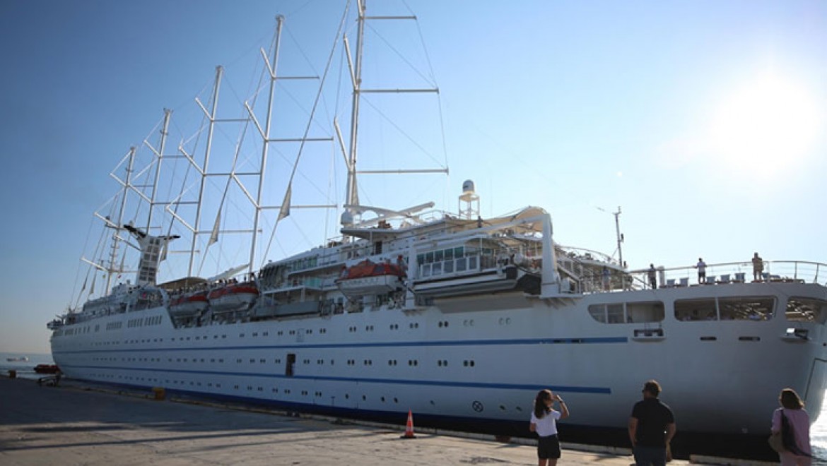Çanakkale Limanı dünyanın en büyük kruvaziyer gemilerini ağırlıyor