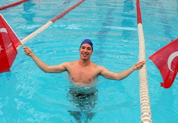 Milli yüzücü Derin Toparlak, Sırbistan'da altın madalya kazandı