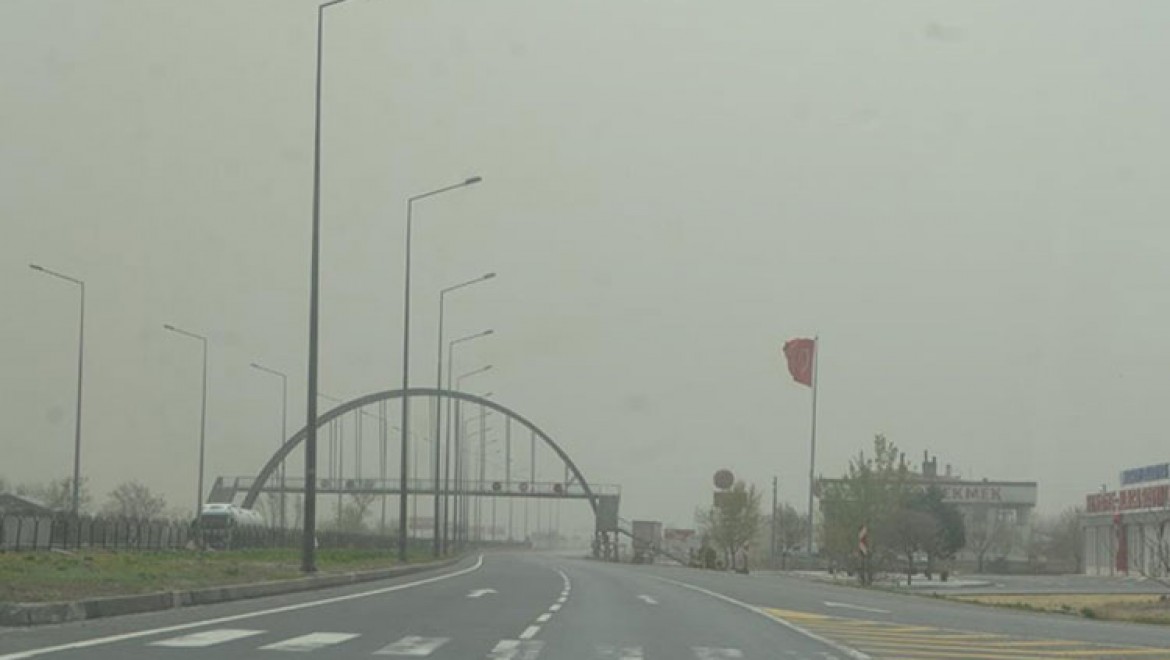 Aksaray'da kum fırtınası trafikte aksamaya neden oldu