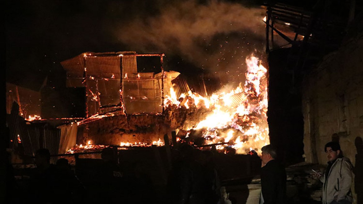 Bayburt'ta bir köyde çıkan yangında 3 ev, 6 ahır, 4 samanlık ve traktör yandı