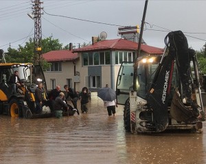 Sivas'ta sağanak su baskınlarına neden oldu