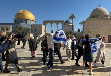 Fanatik Yahudi yerleşimciler, Mescid-i Aksa'da İsrail bayrağı açtı