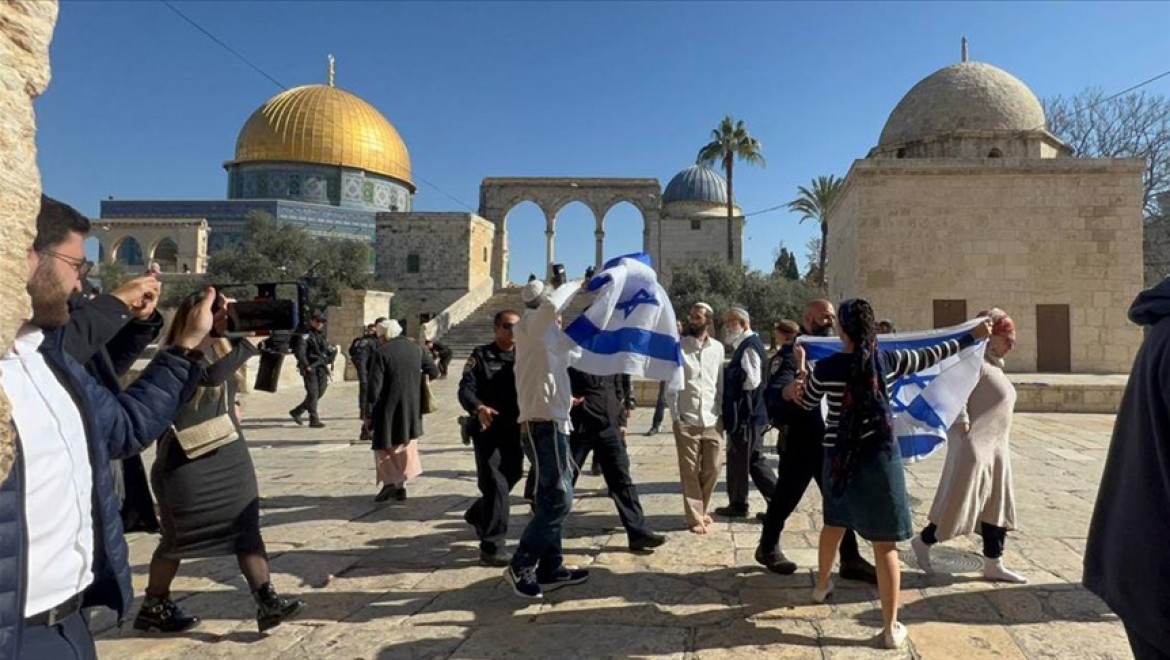 Fanatik Yahudi yerleşimciler, Mescid-i Aksa'da İsrail bayrağı açtı