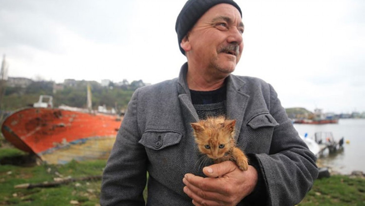Taşkın bölgesinde ıslanan kedi yavrusunu ceketinde ısıttı
